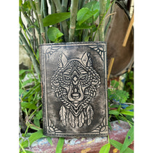 Charger l'image dans la galerie, Journal en cuir gaufré Wolf avec 200 pages faites à la main