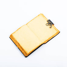 Charger l'image dans la galerie, Carnet en cuir avec impression d'arbre sur papier vintage