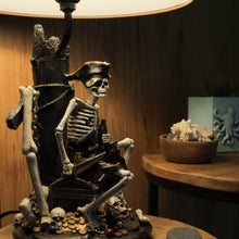 Charger l'image dans la galerie, Lampe de table Pirate Skeleton de 21 pouces avec abat-jour Treasure Map