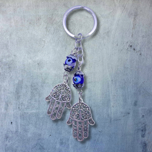 Charger l'image dans la galerie, PORTE-CLÉS MAUVAIS ŒIL DOUBLE MAIN DE FATIMA