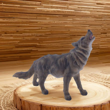 Charger l'image dans la galerie, Grande figurine de loup hurlant