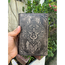 Charger l'image dans la galerie, Journal en cuir gaufré Wolf avec 200 pages faites à la main
