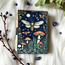 Charger l'image dans la galerie, Carnet en cuir vierge vintage avec impression de champignon