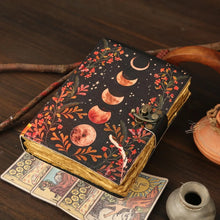 Charger l&#39;image dans la galerie, Carnet en cuir vierge vintage avec impression de lune
