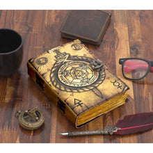 Charger l&#39;image dans la galerie, Carnet de notes en cuir vintage avec impression de boussole
