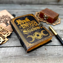 Charger l&#39;image dans la galerie, Carnet en cuir vintage avec impression Livre des Ombres

