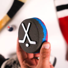 Charger l&#39;image dans la galerie, Hockey Puck - Bombe de bain avec breloque
