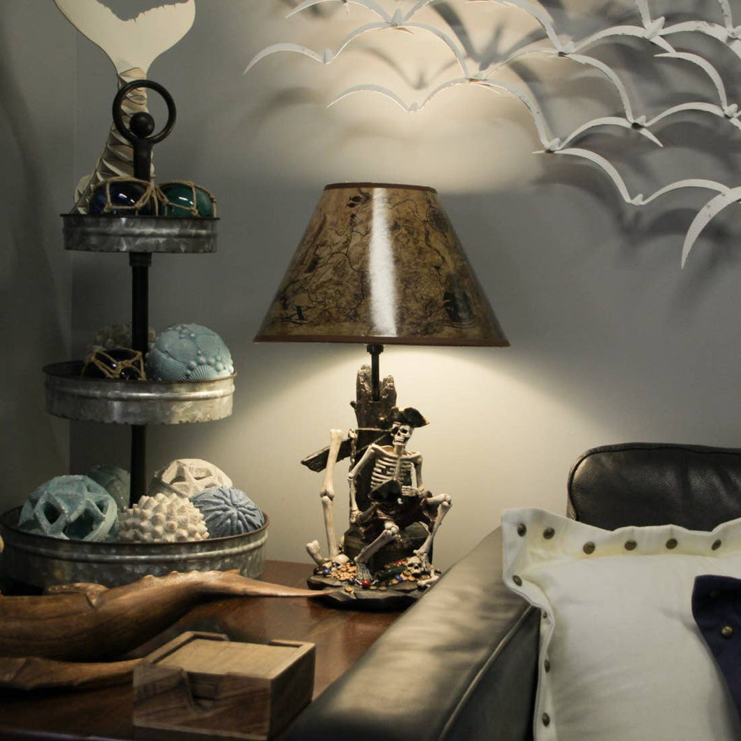 Lampe de table Pirate Skeleton de 21 pouces avec abat-jour Treasure Map