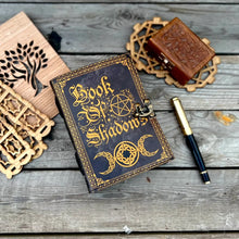 Charger l&#39;image dans la galerie, Carnet en cuir vintage avec impression Livre des Ombres
