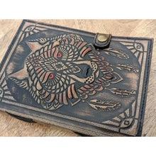 Charger l&#39;image dans la galerie, Journal en cuir gaufré Wolf avec 200 pages faites à la main
