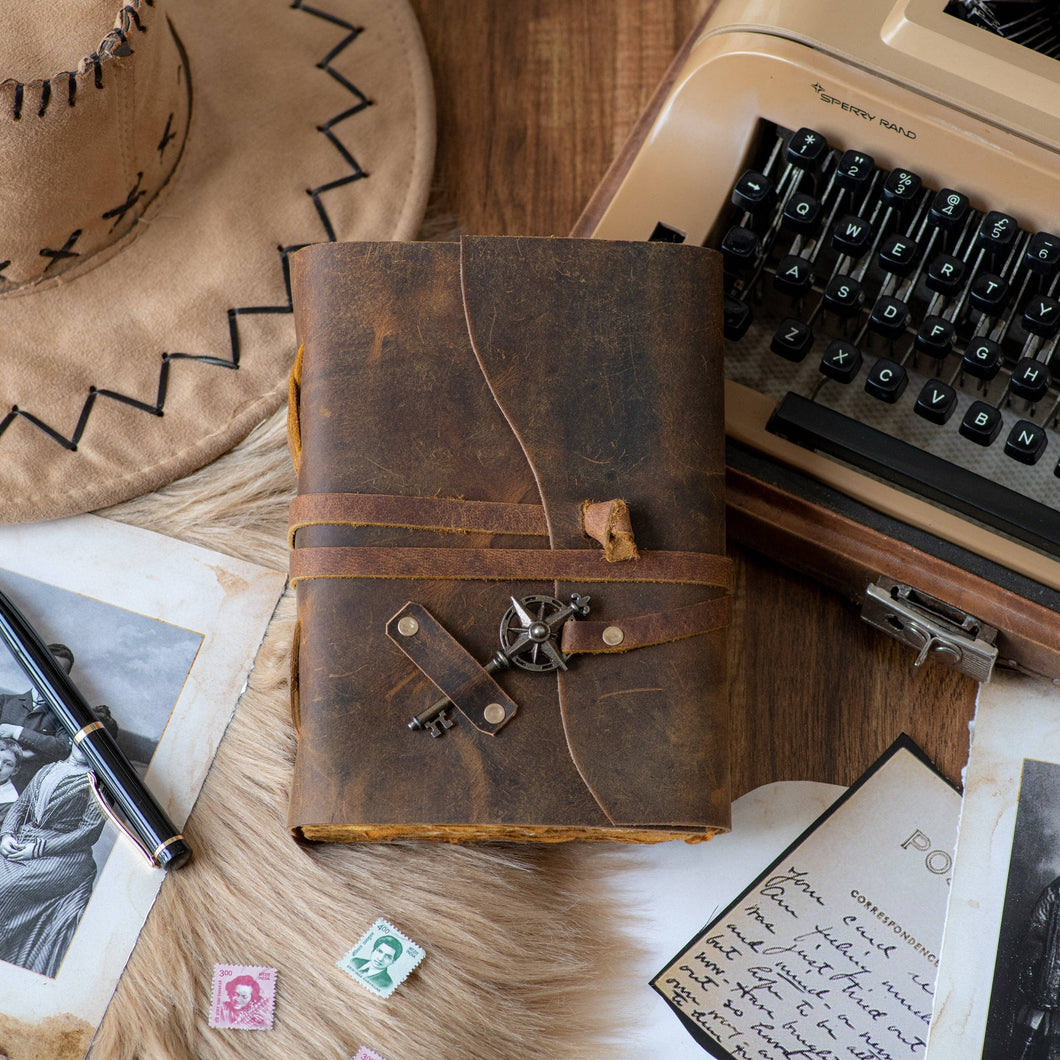 Agenda vintage relié en cuir avec clé