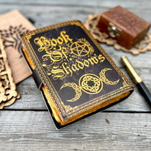 Charger l&#39;image dans la galerie, Carnet en cuir vintage avec impression Livre des Ombres
