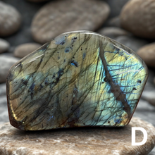 Charger l&#39;image dans la galerie, LABRADORITE EN FORME LIBRE AUTOPORTANTE
