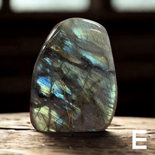 Charger l&#39;image dans la galerie, LABRADORITE EN FORME LIBRE AUTOPORTANTE

