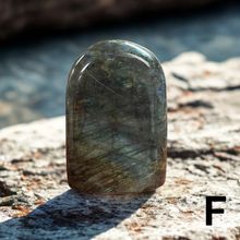 Charger l&#39;image dans la galerie, LABRADORITE EN FORME LIBRE AUTOPORTANTE
