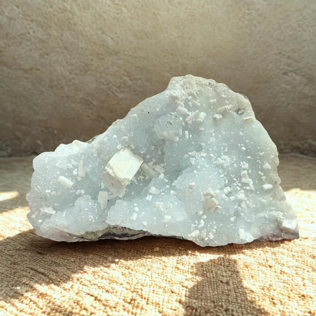 Stilbite blanche sur Calcédoine bleutée