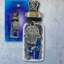 Charger l&#39;image dans la galerie, COLLIER BOUTEILLE AVEC PEPITES LAPIS ET MAIN FATIMA
