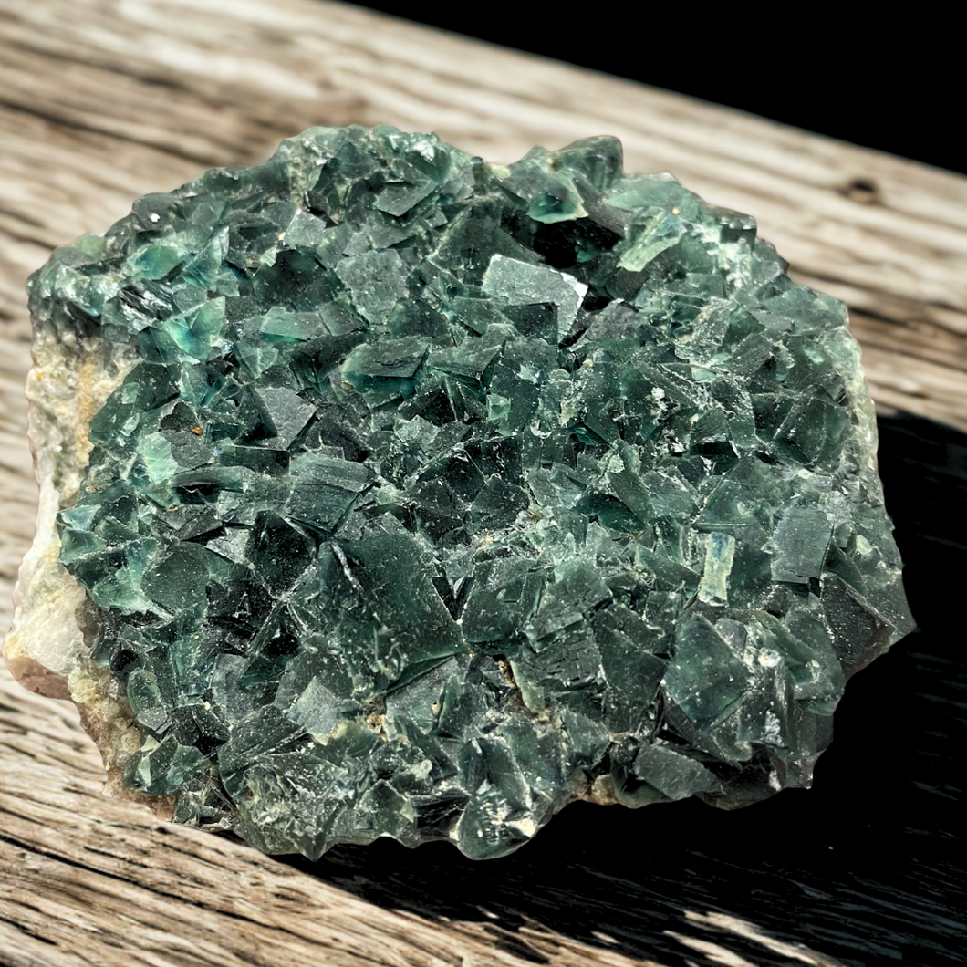 FLUORITE VERTE CUBIQUE FLUORESCENTE DE MADAGASCAR 5.5X6.25X2 PO
