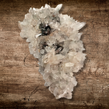 Charger l&#39;image dans la galerie, AMAS DE QUARTZ HIMALAYEN AVEC INCLUSIONS
