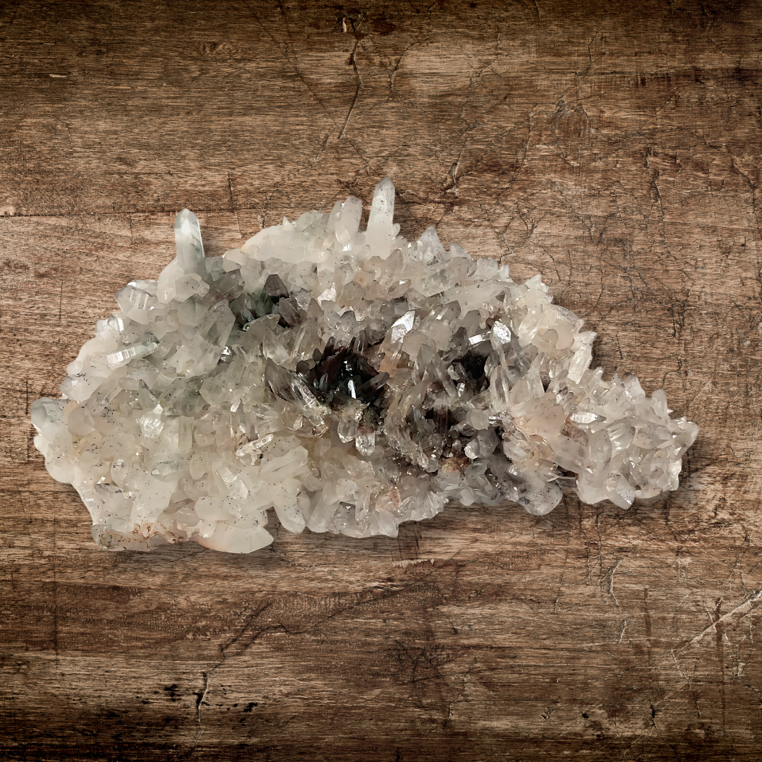 AMAS DE QUARTZ HIMALAYEN AVEC INCLUSIONS