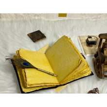 Charger l'image dans la galerie, "The Lover" Carnet en cuir vintage
