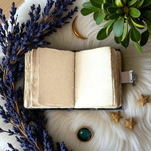 Charger l&#39;image dans la galerie, Carnet en cuir vierge vintage avec impression de champignon
