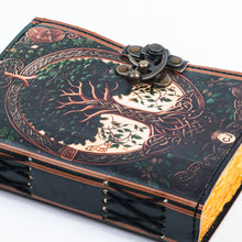 Charger l&#39;image dans la galerie, Carnet en cuir avec impression d&#39;arbre sur papier vintage
