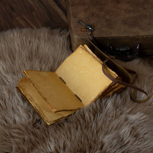 Charger l&#39;image dans la galerie, Agenda vintage relié en cuir avec clé
